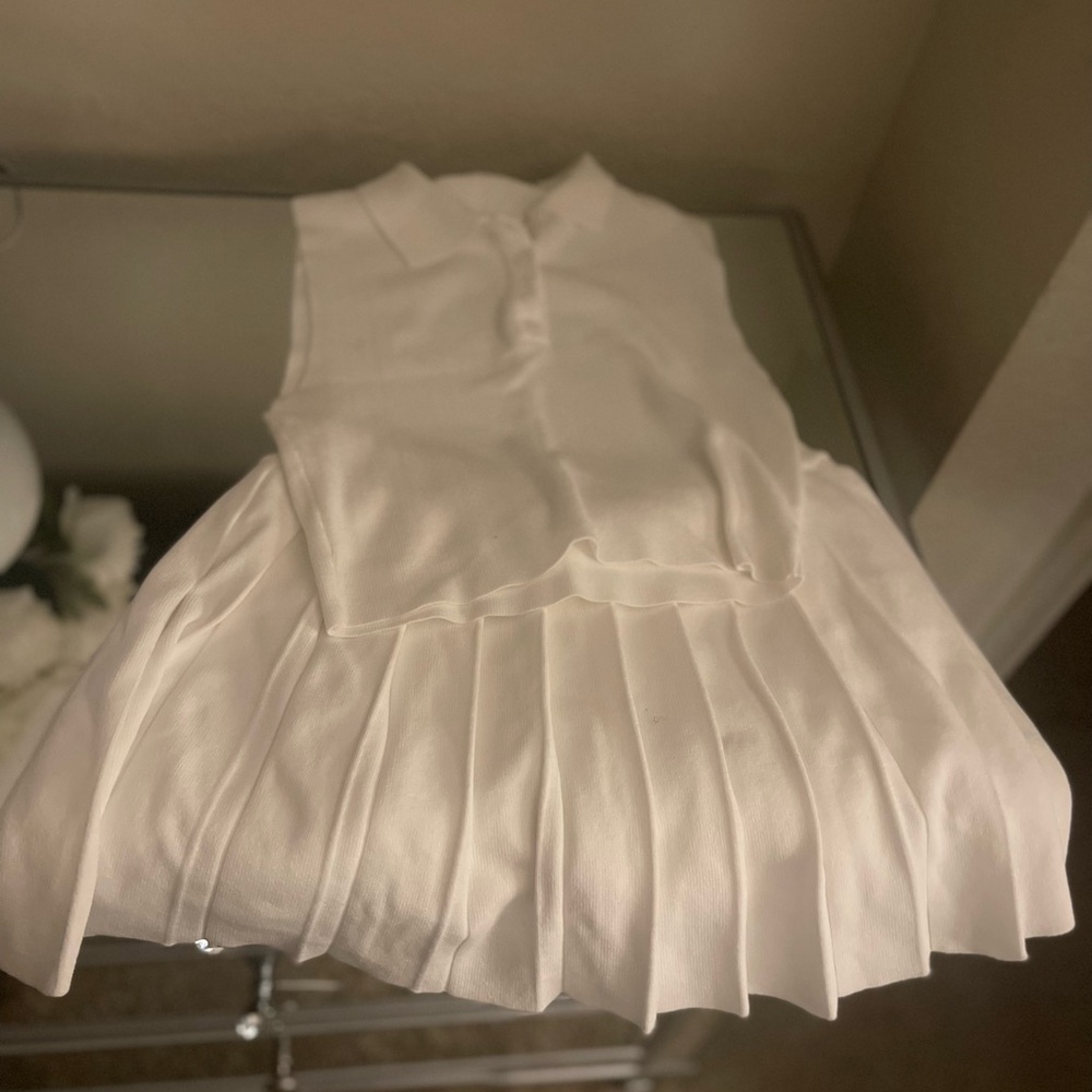 Sleeveless White Pleated Skirt Set